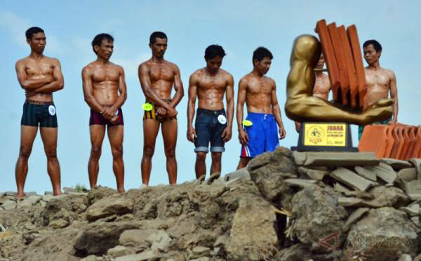 Pekerja Pabrik Genteng Jatiwangi Lomba Binaraga Sambut HUT RI